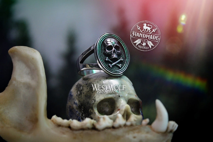 Skull and Crossbones Pirate Symbol Ring - US Sizes 7-12